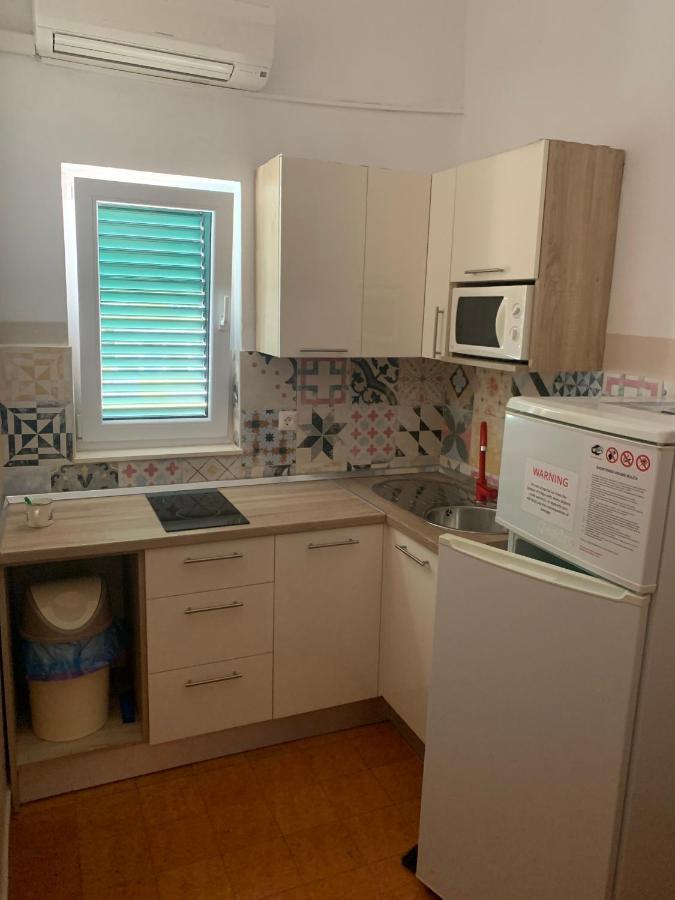 Apartmani Emilio Novalja Buitenkant foto