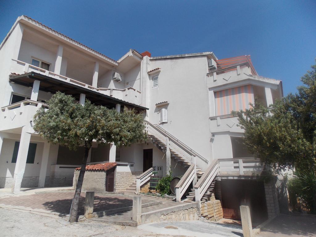 Apartmani Emilio Novalja Buitenkant foto