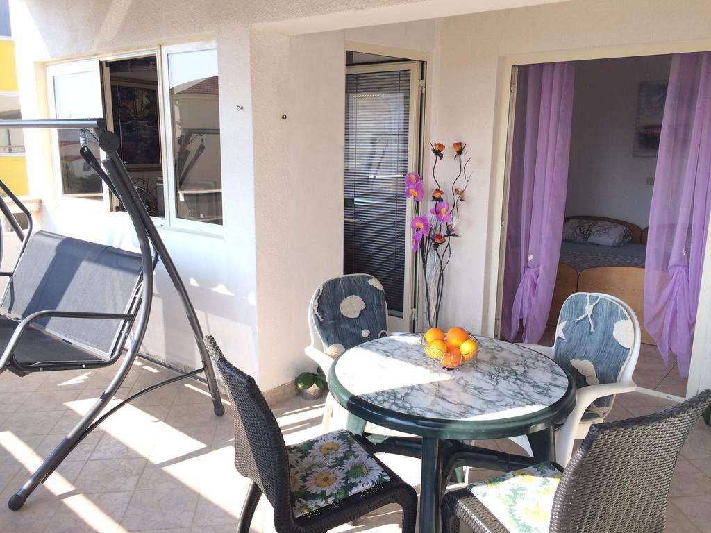 Apartmani Emilio Novalja Buitenkant foto