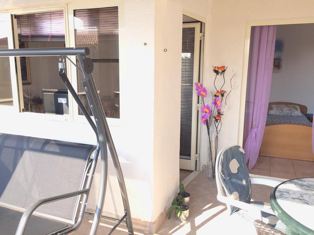 Apartmani Emilio Novalja Buitenkant foto