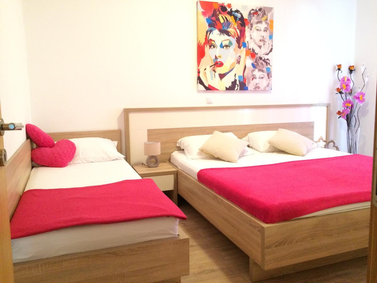 Apartmani Emilio Novalja Buitenkant foto