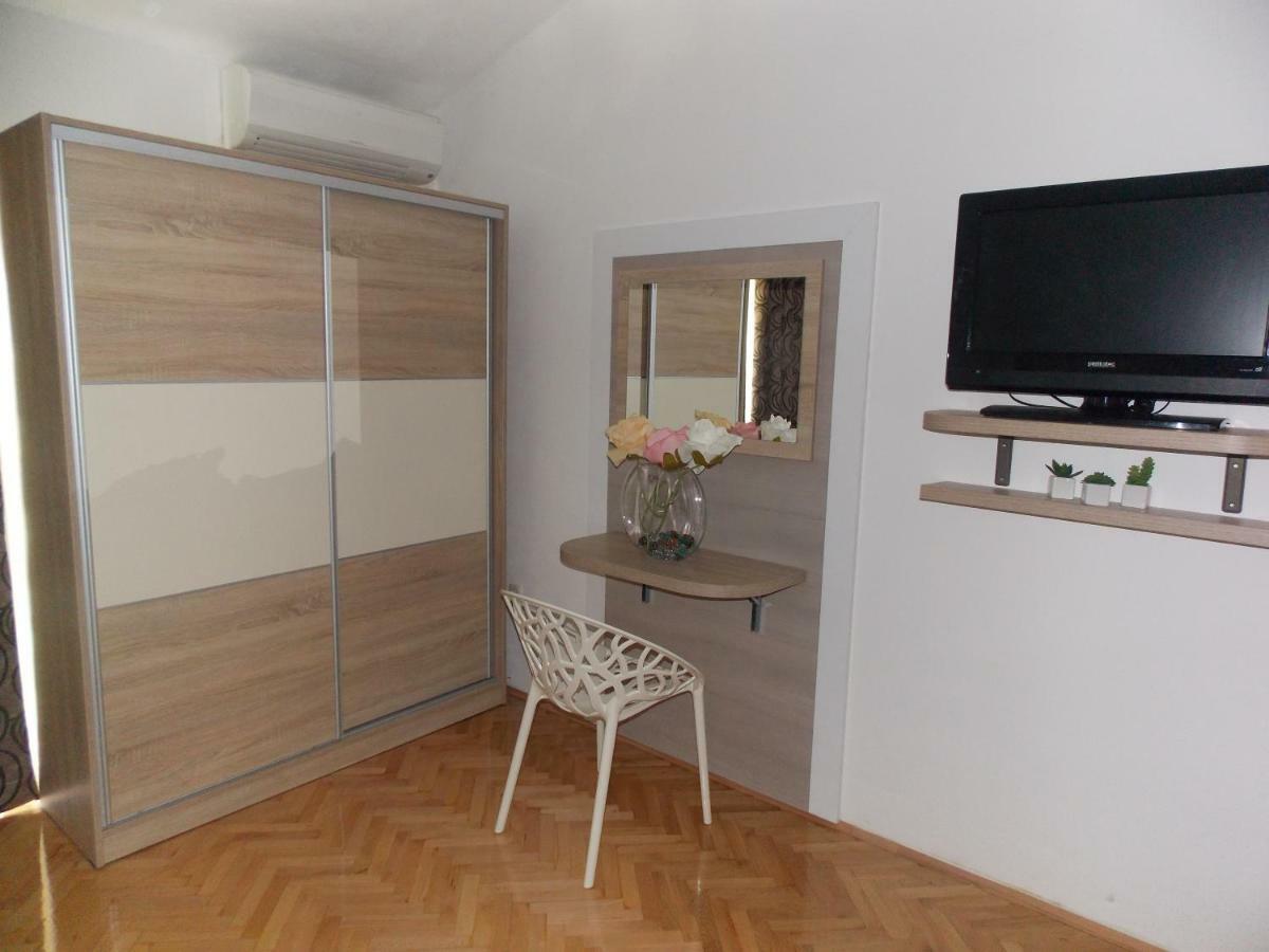 Apartmani Emilio Novalja Kamer foto