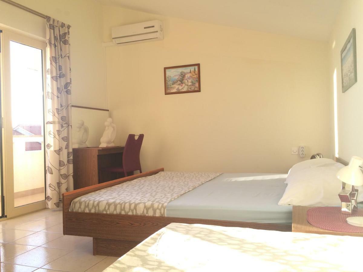 Apartmani Emilio Novalja Buitenkant foto
