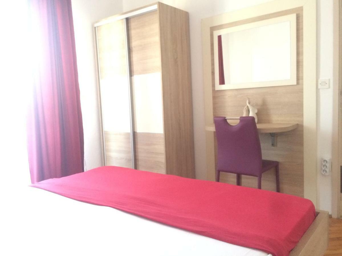 Apartmani Emilio Novalja Buitenkant foto