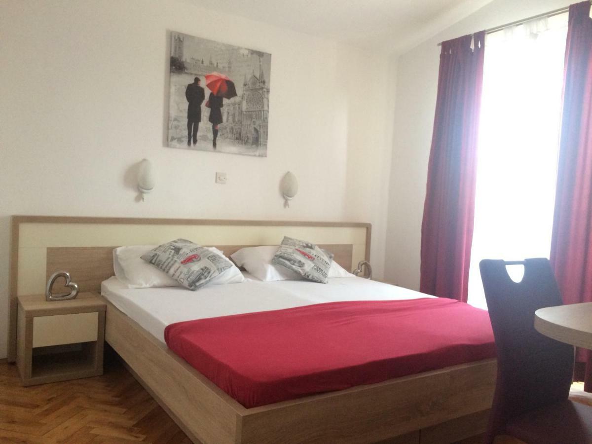 Apartmani Emilio Novalja Buitenkant foto