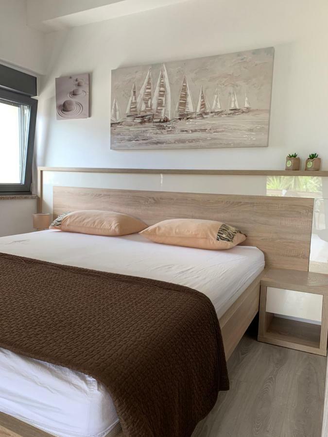 Apartmani Emilio Novalja Buitenkant foto