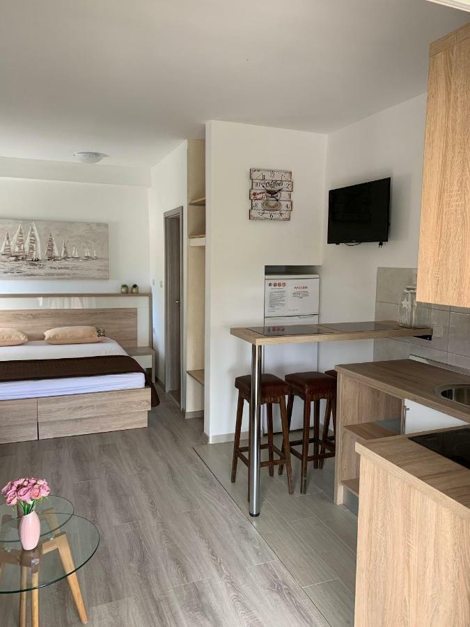 Apartmani Emilio Novalja Buitenkant foto